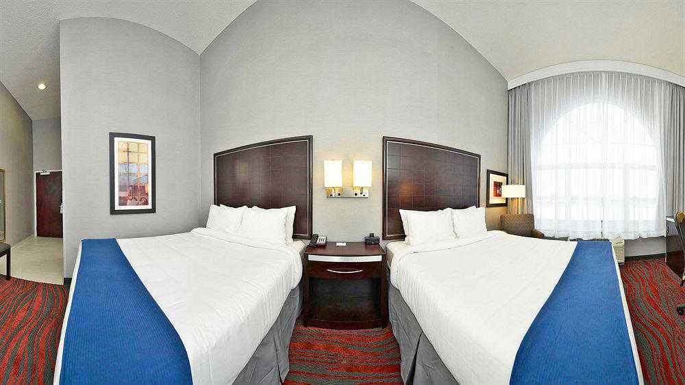 Holiday Inn Express Hotel & Suites Detroit-Utica By Ihg Exterior foto