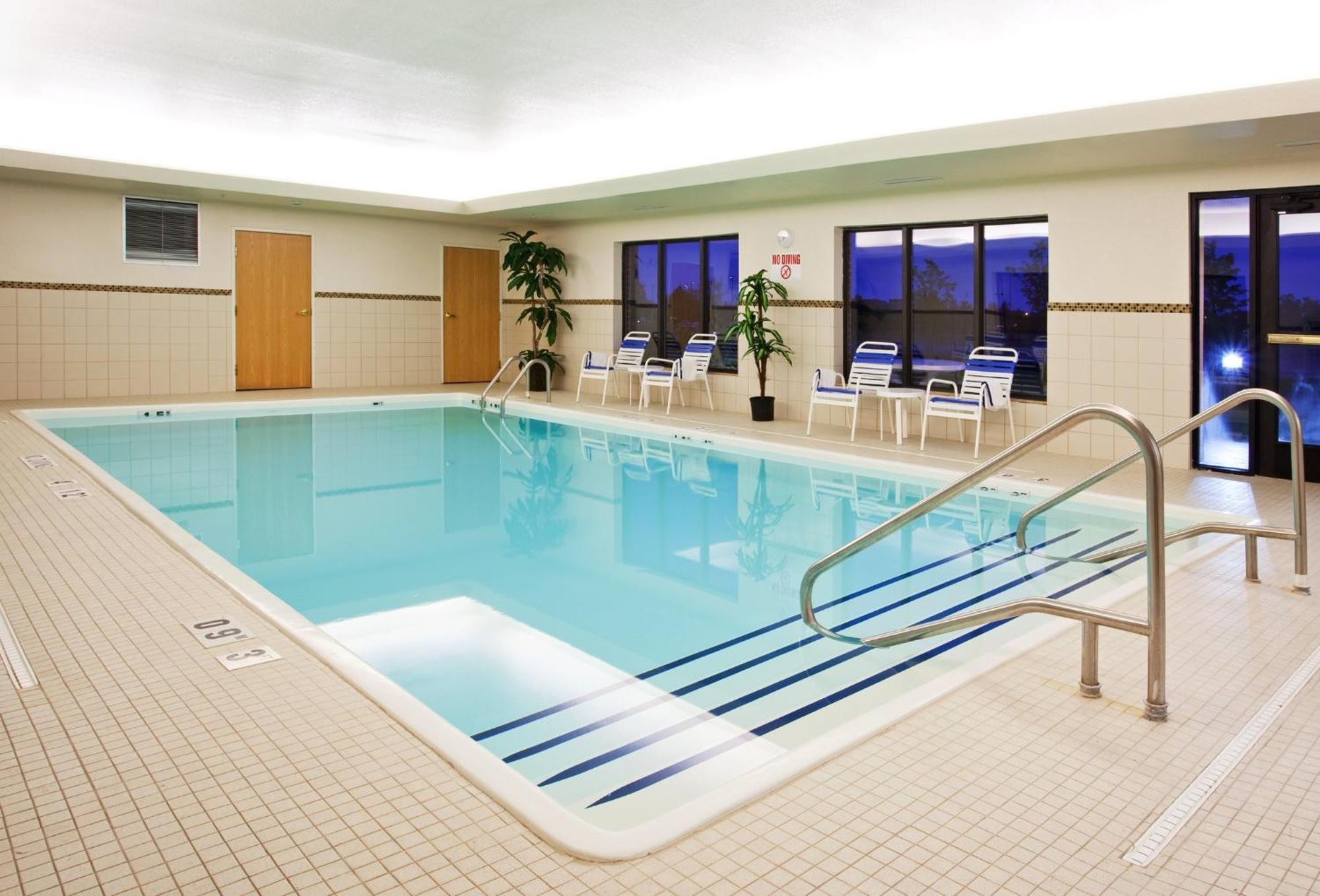 Holiday Inn Express Hotel & Suites Detroit-Utica By Ihg Exterior foto