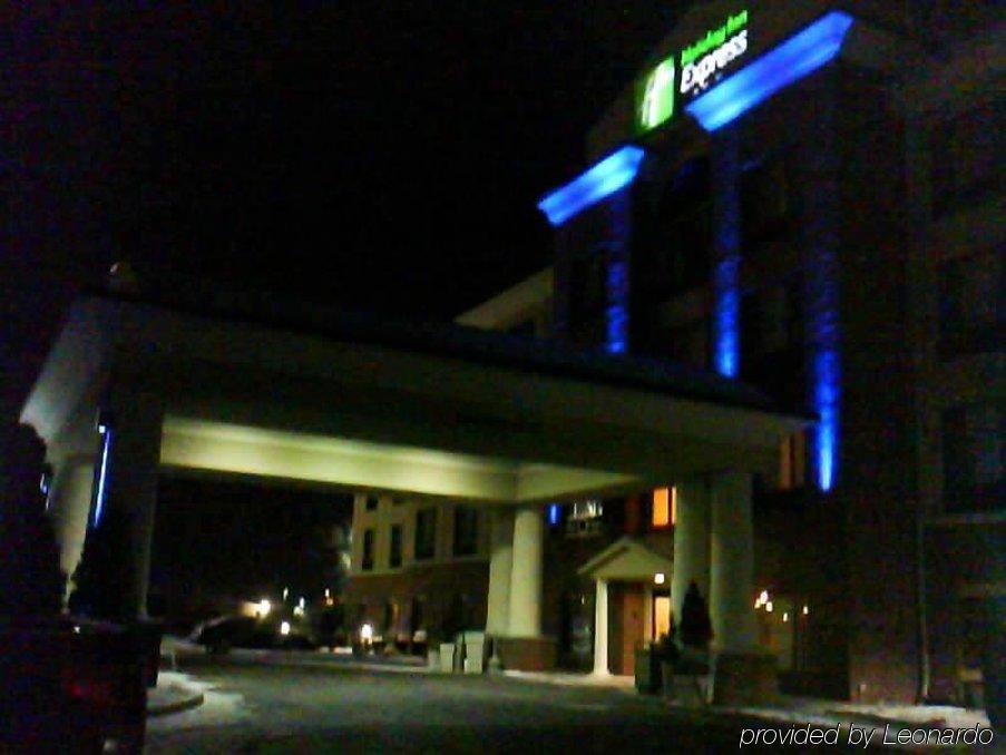 Holiday Inn Express Hotel & Suites Detroit-Utica By Ihg Exterior foto