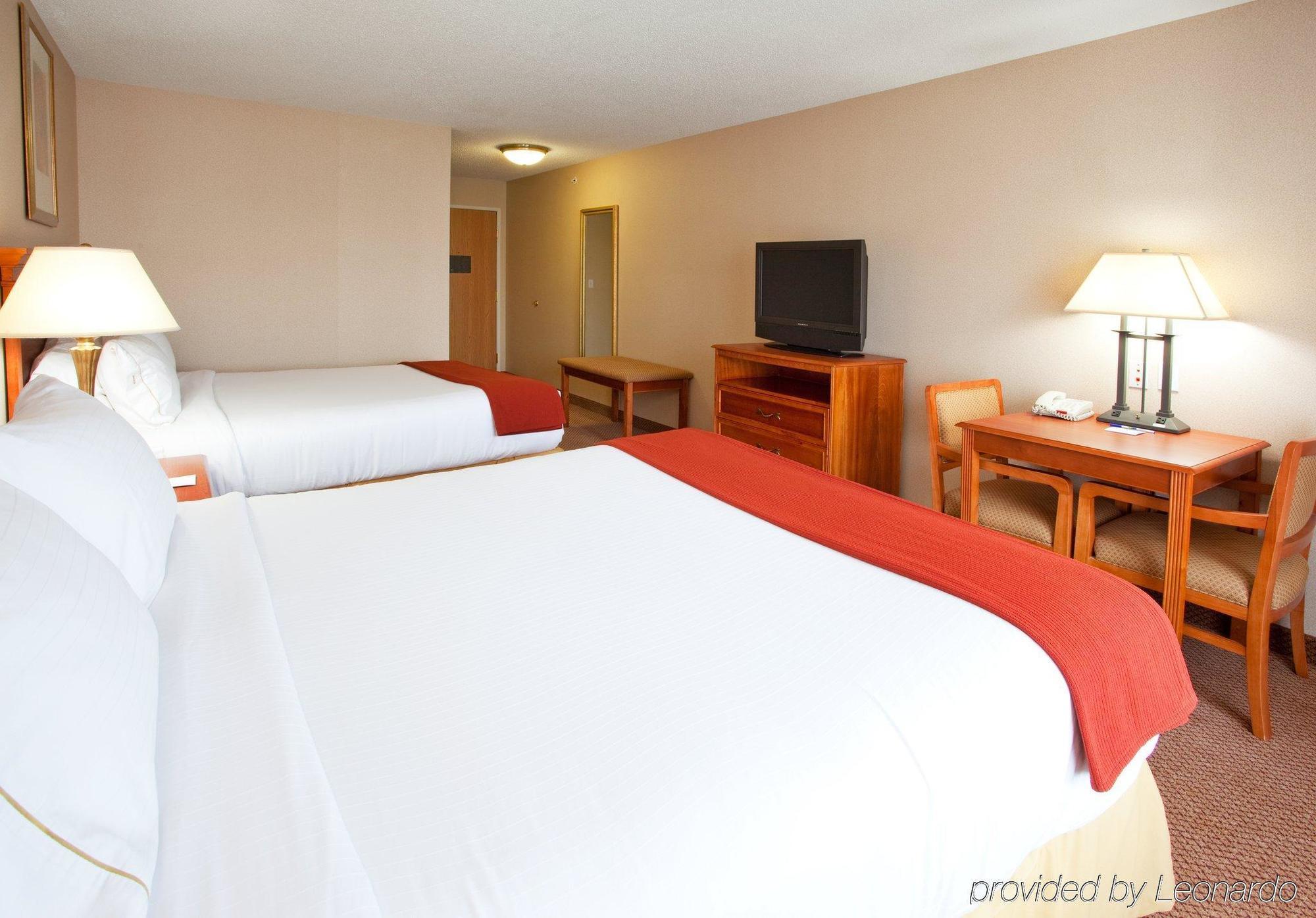 Holiday Inn Express Hotel & Suites Detroit-Utica By Ihg Exterior foto