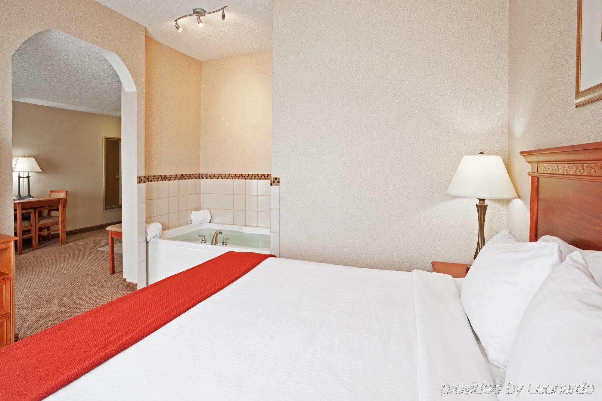 Holiday Inn Express Hotel & Suites Detroit-Utica By Ihg Habitación foto